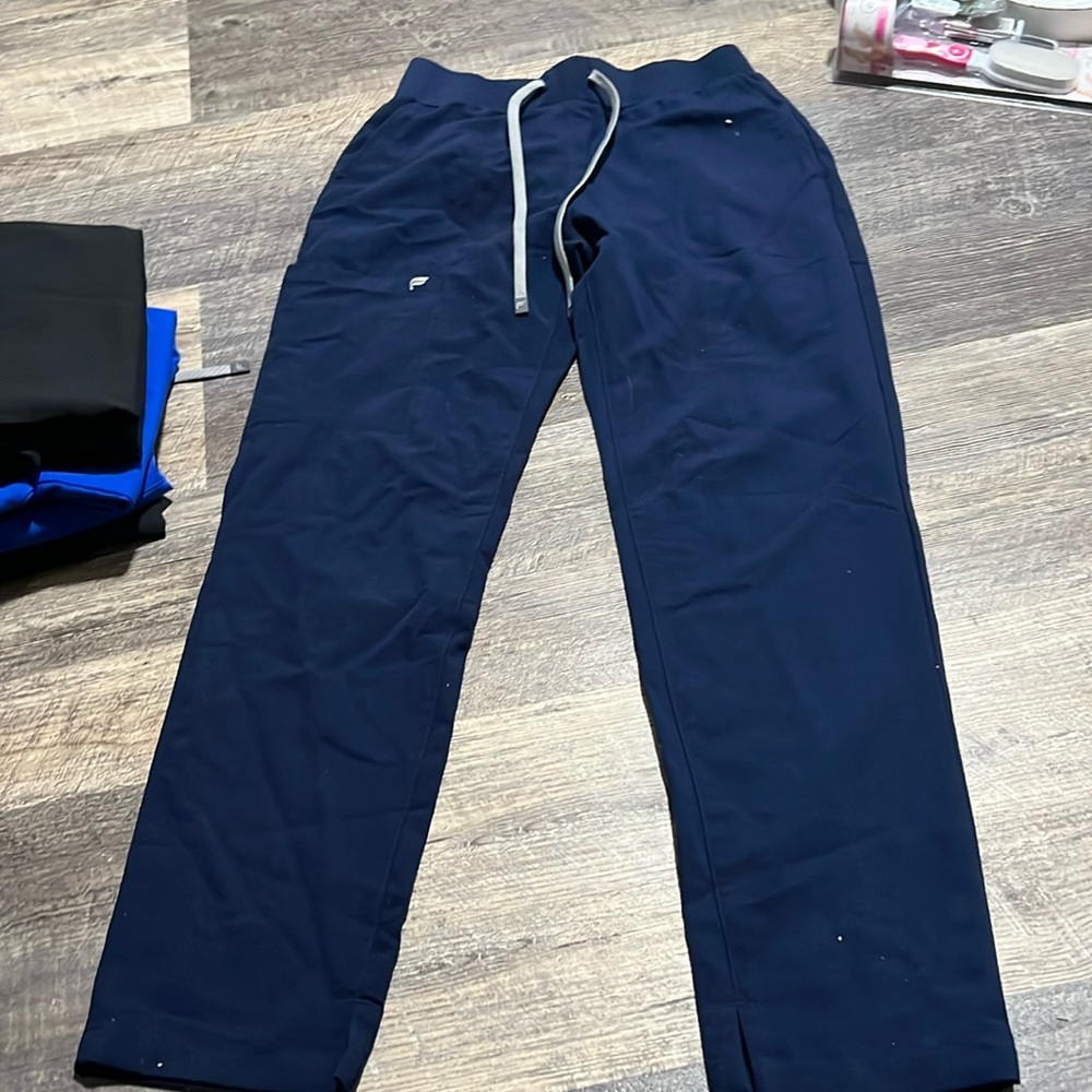 women’s small fabletics scrubs set
